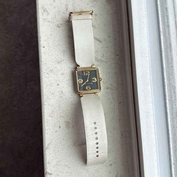 Marc Jacobs MJ1440 Vic Black Dial White Leather Strap Women's Watch - Picture 4 of 6